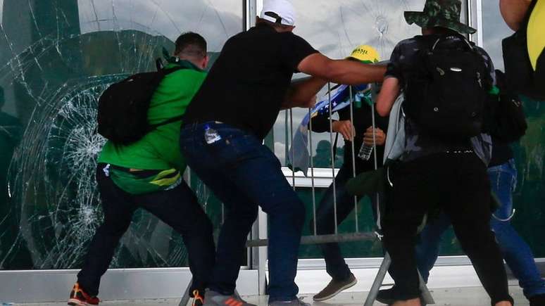 Apoiadores de Jair Bolsonaro quebram vidro do Supremo Tribunal Federal durante invasão do edifício