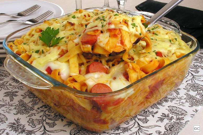Macarrão de forno com salsicha – Foto: Guia da Cozinha