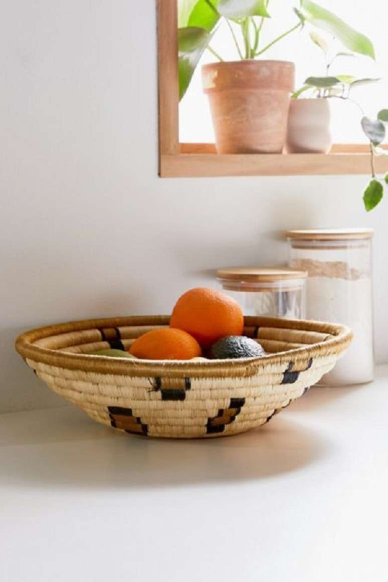 8. Cozinha com fruteira de cesta de palha &ndash; Foto Urban Outfitters