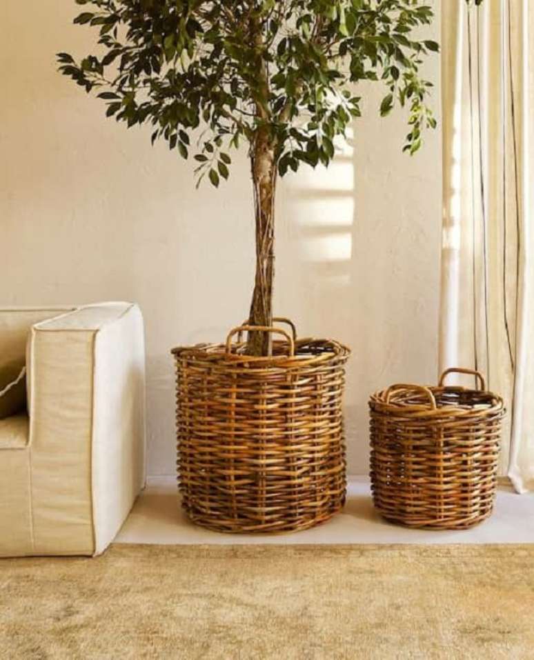 34. Cesto de palha para sala de estar com plantas &ndash; Foto Viva