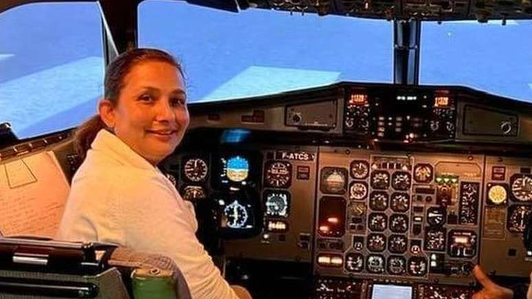 Anju Khatiwada na cabine de um avião