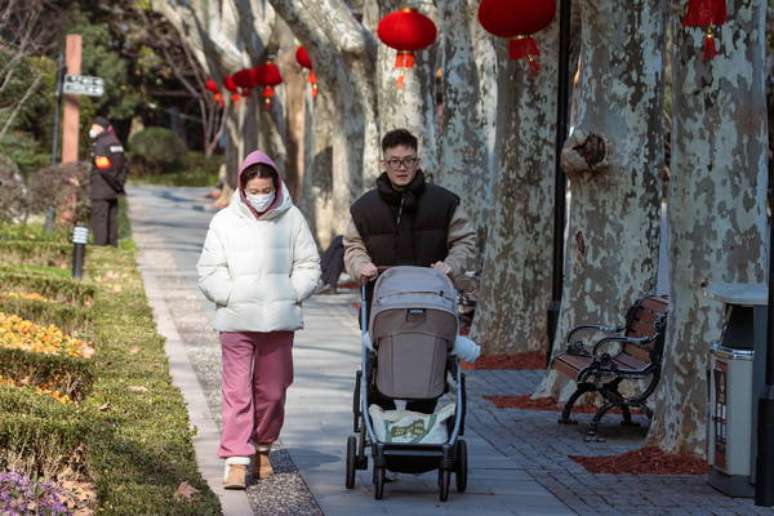Abolição da política do filho único não reverteu tendência demográfica na China