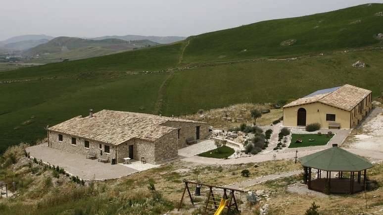 Este vilarejo que pertencia à mafia siciliana foi confiscado pelas autoridades e convertido em um hotel
