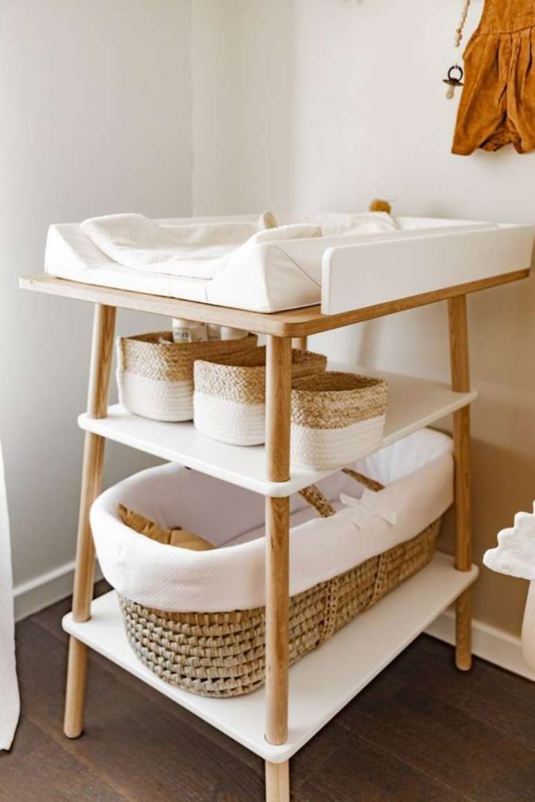 49. Quarto de bebe organizado com cesto de palha &ndash; Foto deed