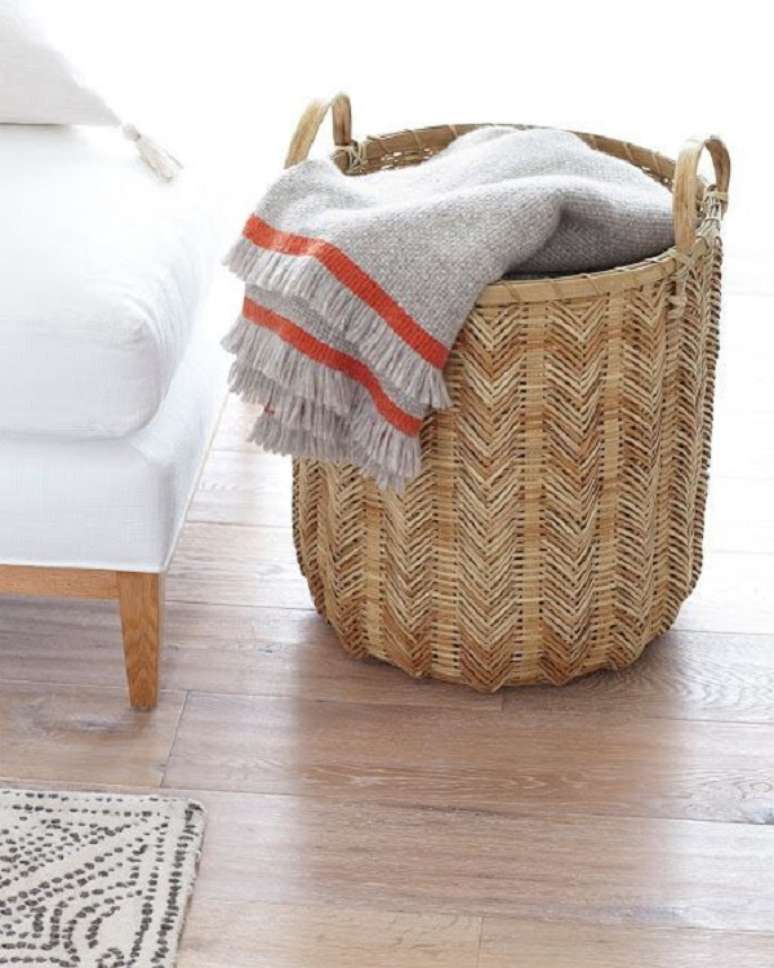 43. Cesto de palha redondo para sala &ndash; Foto Casa Tres Chic