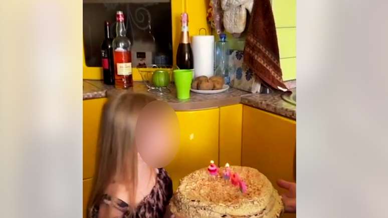 Um vídeo que circulou na internet mostra uma família comemorando um aniversário na mesma cozinha