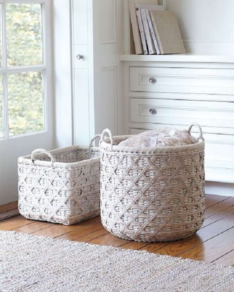 12. Cesto de palha branco para sala de estar &ndash; Foto Casa Tres Chic