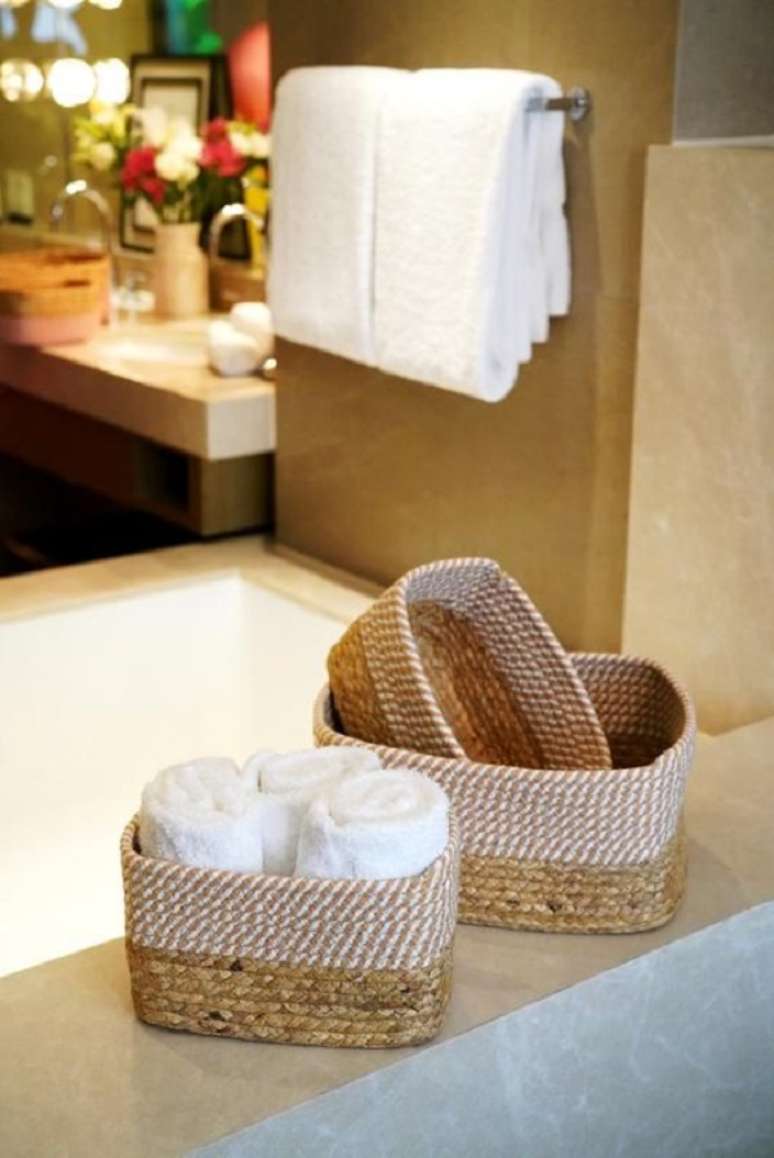 28. Cesto de palha para organizar toalhas no banheiro &ndash; Foto Shiraleah