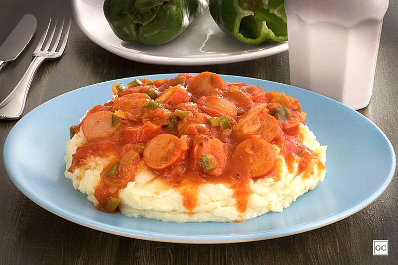 Purê de batata com molho de salsicha – Foto: Guia da Cozinha