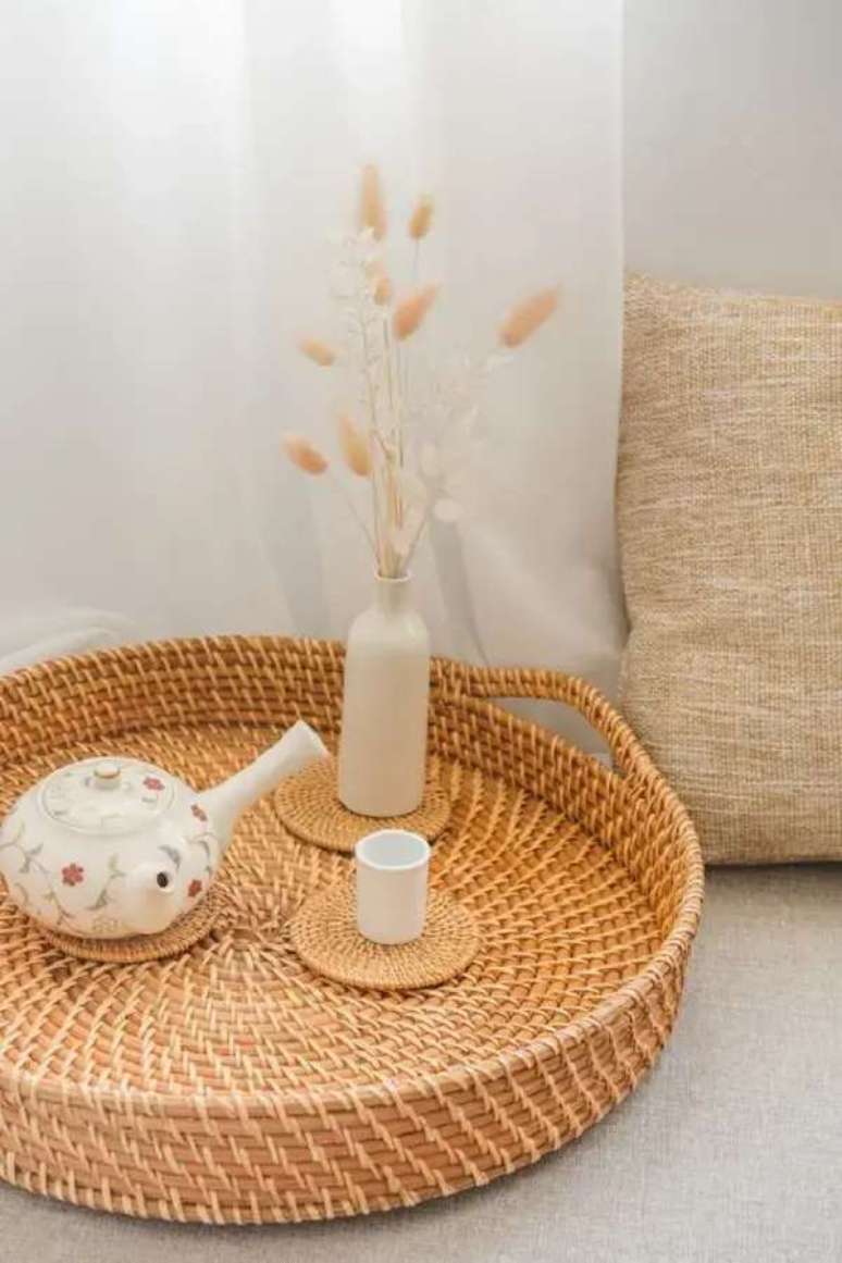 45. Decora&ccedil;&atilde;o de sala com cesta de palha &ndash; Foto Amzn