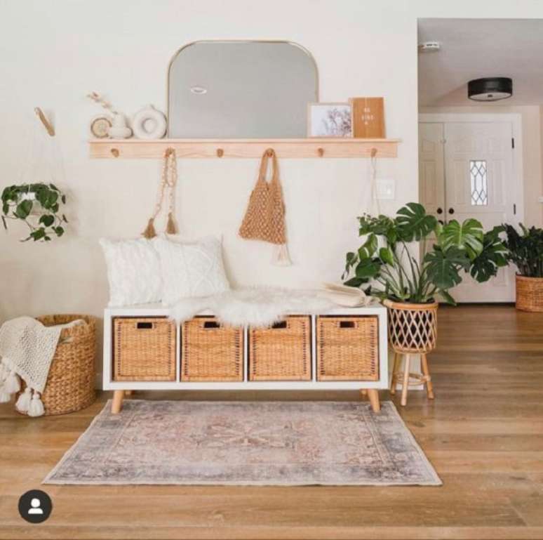 10. Banco para sala de estar com cesto de palha &ndash; Foto Le Journal