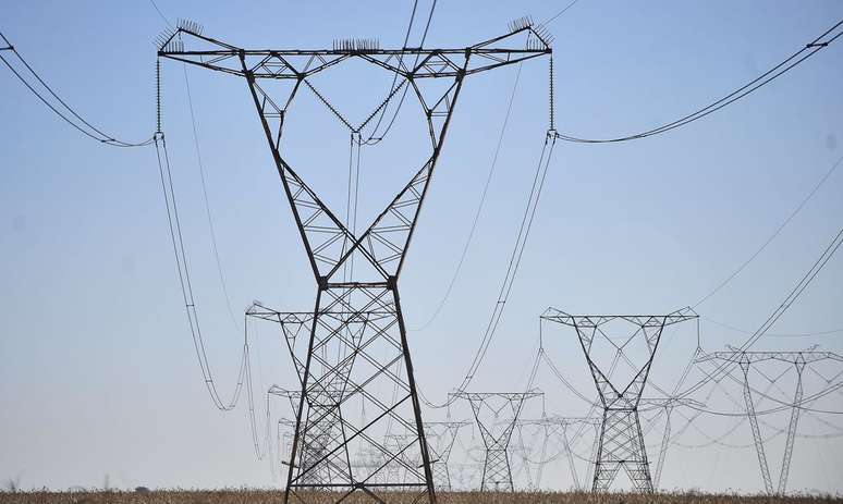 Drones podem ajudar a monitorar torres de energia 