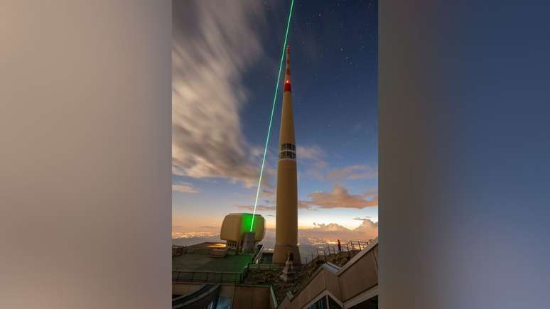 Torre de comunicação e caminho do laser