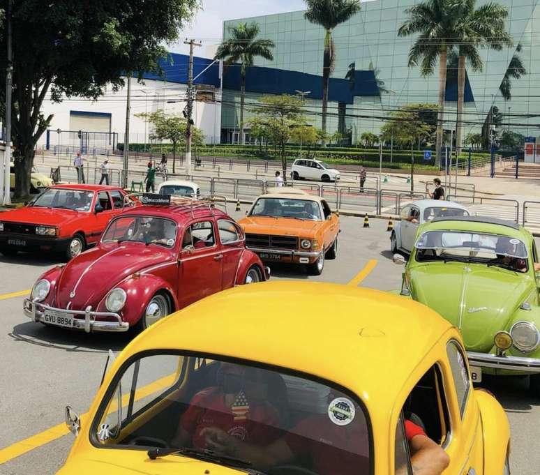 Passeio de clássicos deve reunir 1,5 mil veículos em SP no domingo.