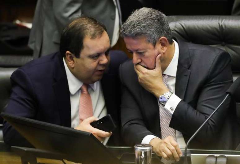 Governo Lula tenta evitar racha no União Brasil. Ministro Alexandre Padilha teve encontro com deputado Elmar Nascimento (esq. na foto)