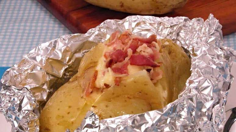A batata recheada é uma das receitas de micro-ondas mais fáceis – Foto: Guia da Cozinha