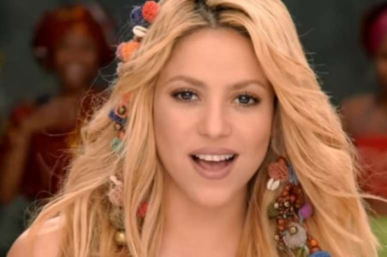 Shakira no clipe de Waka Waka (Foto: Reprodução/Youtube)