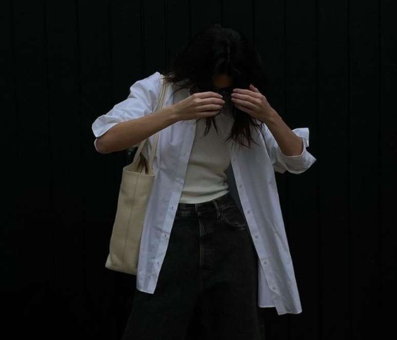 A camisa branca &eacute; a terceira pe&ccedil;a perfeita para um look minimalista &ndash;