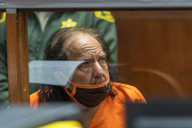 Ex-ator porn&ocirc; Ron Jeremy em tribunal de Los Angeles