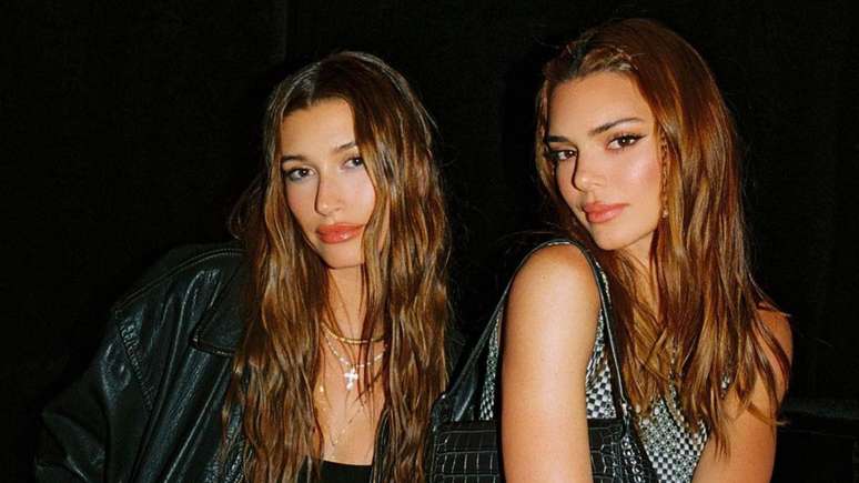 Hailey Bieber e Kendall Jenner foram as respons&aacute;veis por difundir o estilo minimalista entre os mais jovens -