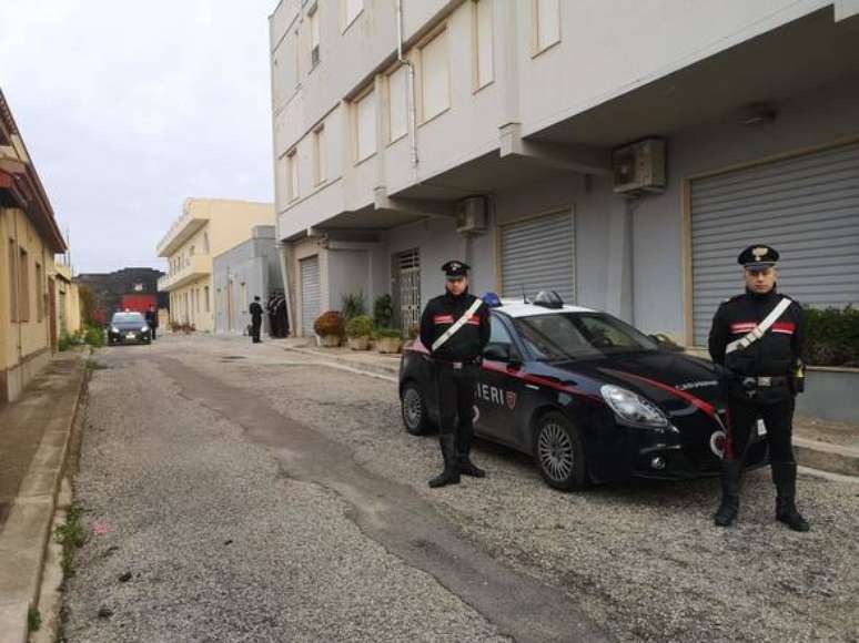 Policiais diante do primeiro esconderijo de Matteo Messina Denaro, em Campobello di Mazara