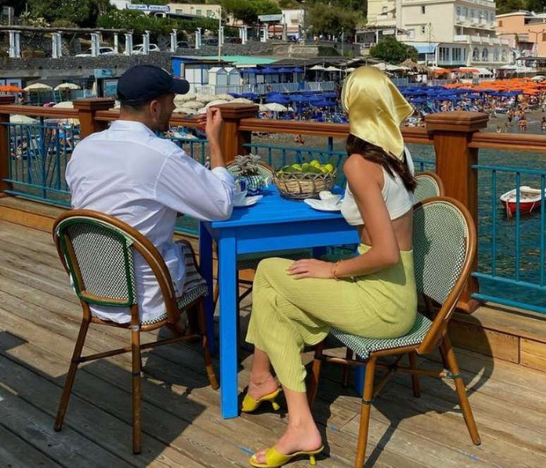 A saia midi &eacute; outra pe&ccedil;a que passa um ar de eleg&acirc;ncia mesmo sendo b&aacute;sica &ndash;