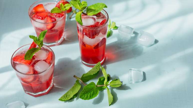 Água saborizada com morango e manjericão – Foto: Shutterstock