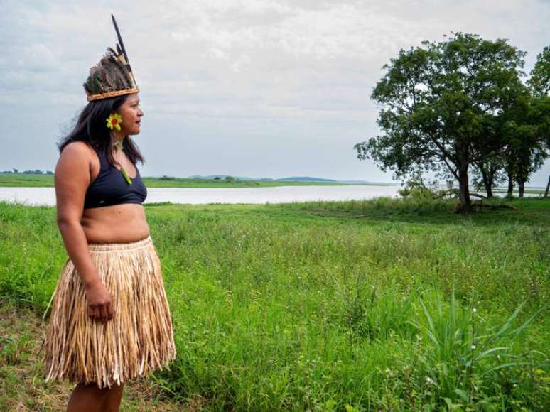 Índia guató Rosineli com traje feito por ela com folhas de palmeira nativa