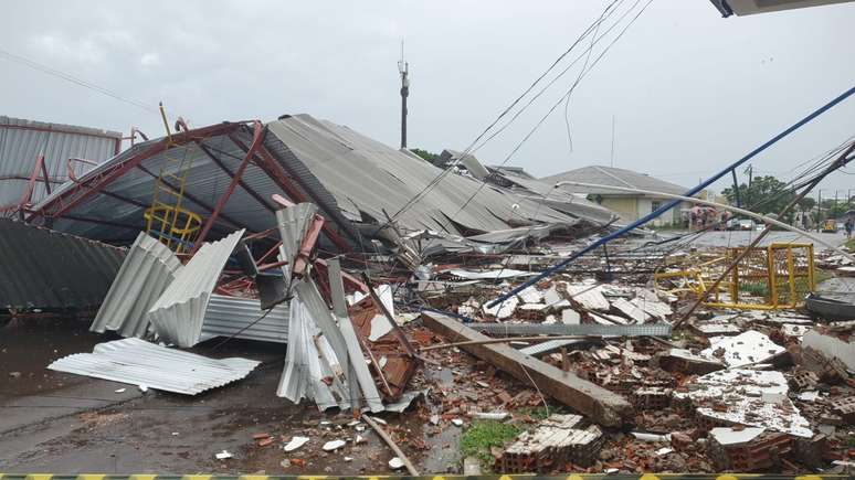 Temporal e ventos provocam alagamentos e destelhamentos em Xanxerê