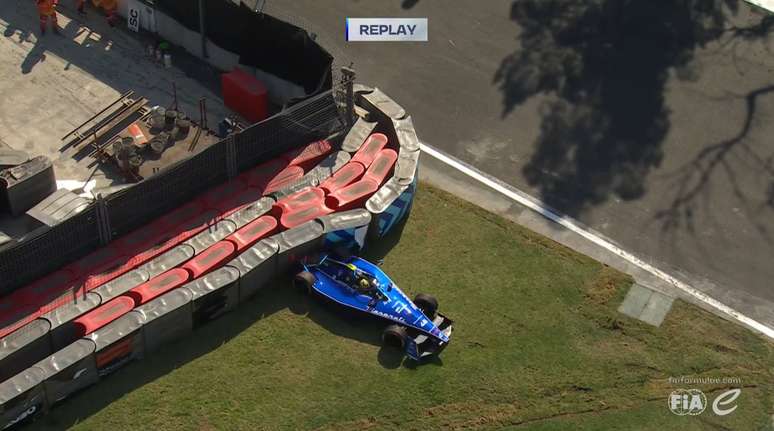 Mortara cometió un error en la curva 1 y se retiró en su debut en Maserati 