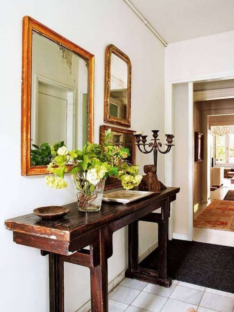 15. Casa decorada com aparador r&uacute;stico e espelho com moldura de madeira &ndash; Foto: Casa de Valentina