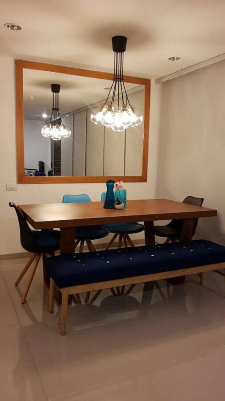 24. Decora&ccedil;&atilde;o com espelho com moldura de madeira para sala de jantar &ndash; Foto: Lamparas Fokuss