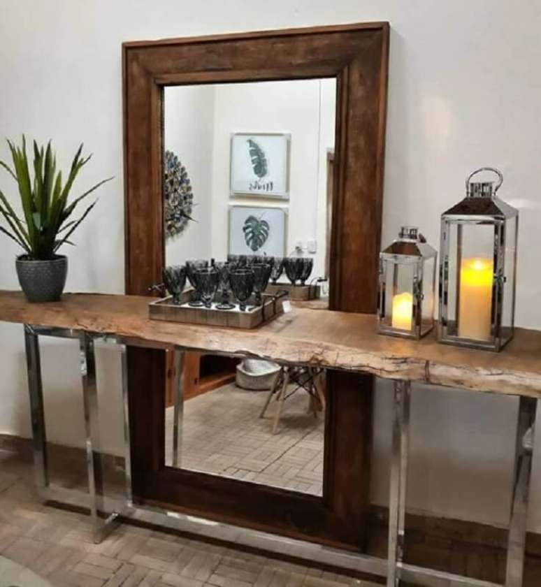 33. Decora&ccedil;&atilde;o r&uacute;stica com espelho grande com moldura de madeira &ndash; Foto: Paiol 11