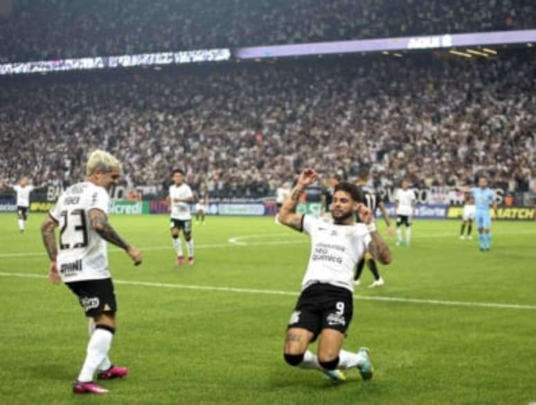 Yuri Alberto e Fagner celebram o primeiro gol do Corinthians em 2023 (Foto: Rodrigo Coca/Ag.Corinthians)