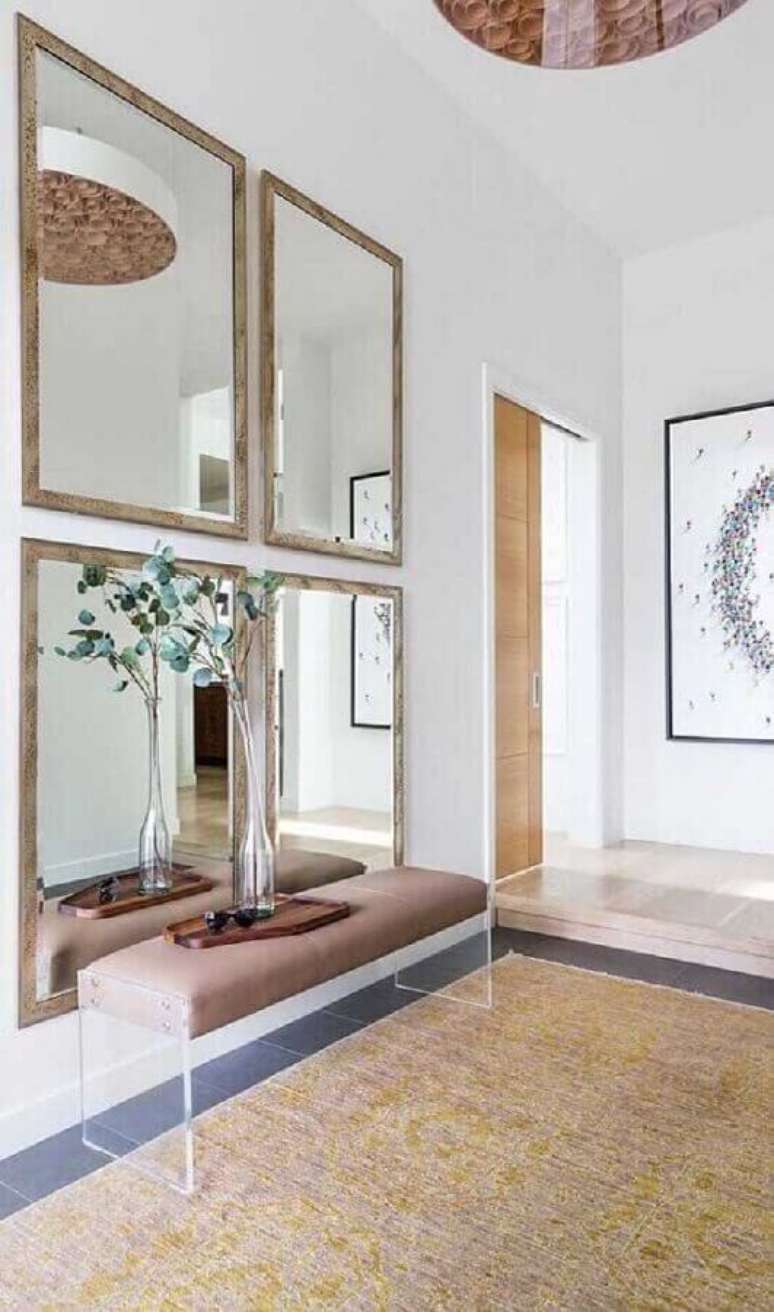 21. Decora&ccedil;&atilde;o clean com espelho com moldura de madeira e banco moderno &ndash; Foto: Apartment Therapy