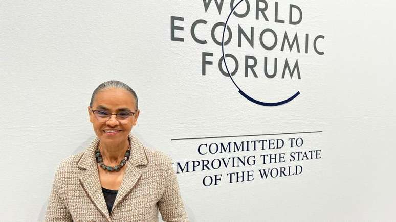 A imagem mostra Marina Silva em frente a um letreiro do Fórum Econômico Mundial.