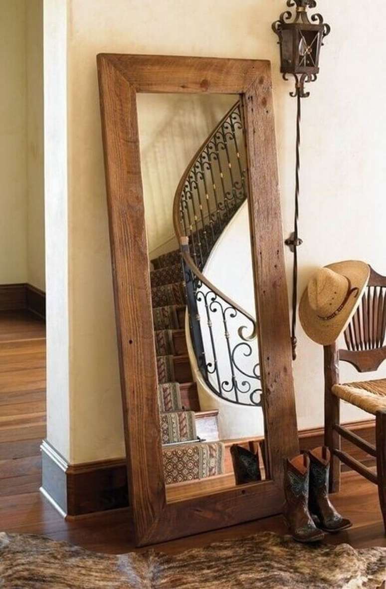 16. Casa simples decorada com espelho grande com moldura de madeira &ndash; Foto: Houzz