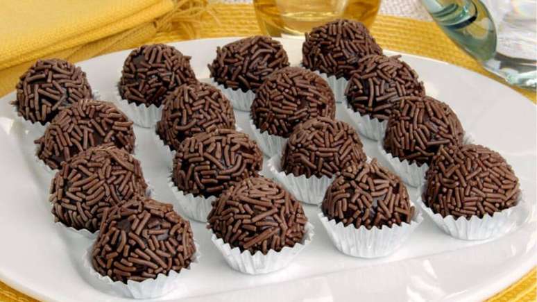 Uma das sobremesas sem lactose clássica: o brigadeiro – Foto: Guia da Cozinha