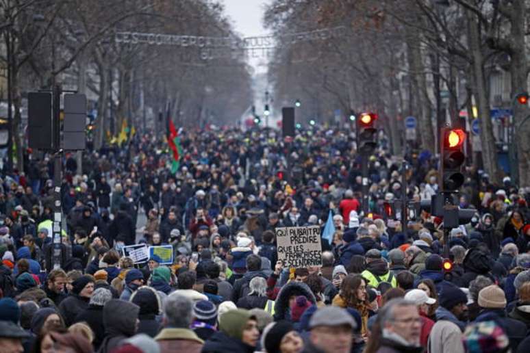 Protesto em Paris reúne milhares de pessoas contra a reforma da previdência