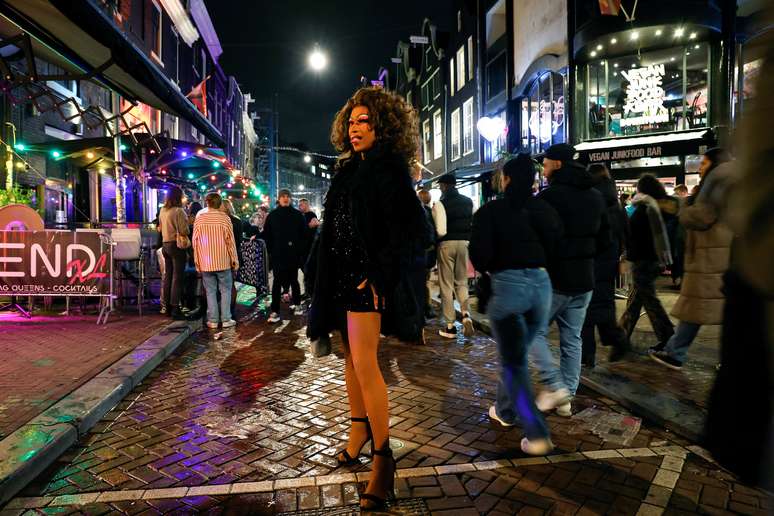 A drag queen Divina é vista perto do espaço "Dress & Dance", em Amsterdã