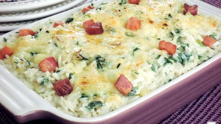 Arroz de forno com espinafre e bacon – Foto: Guia da Cozinha