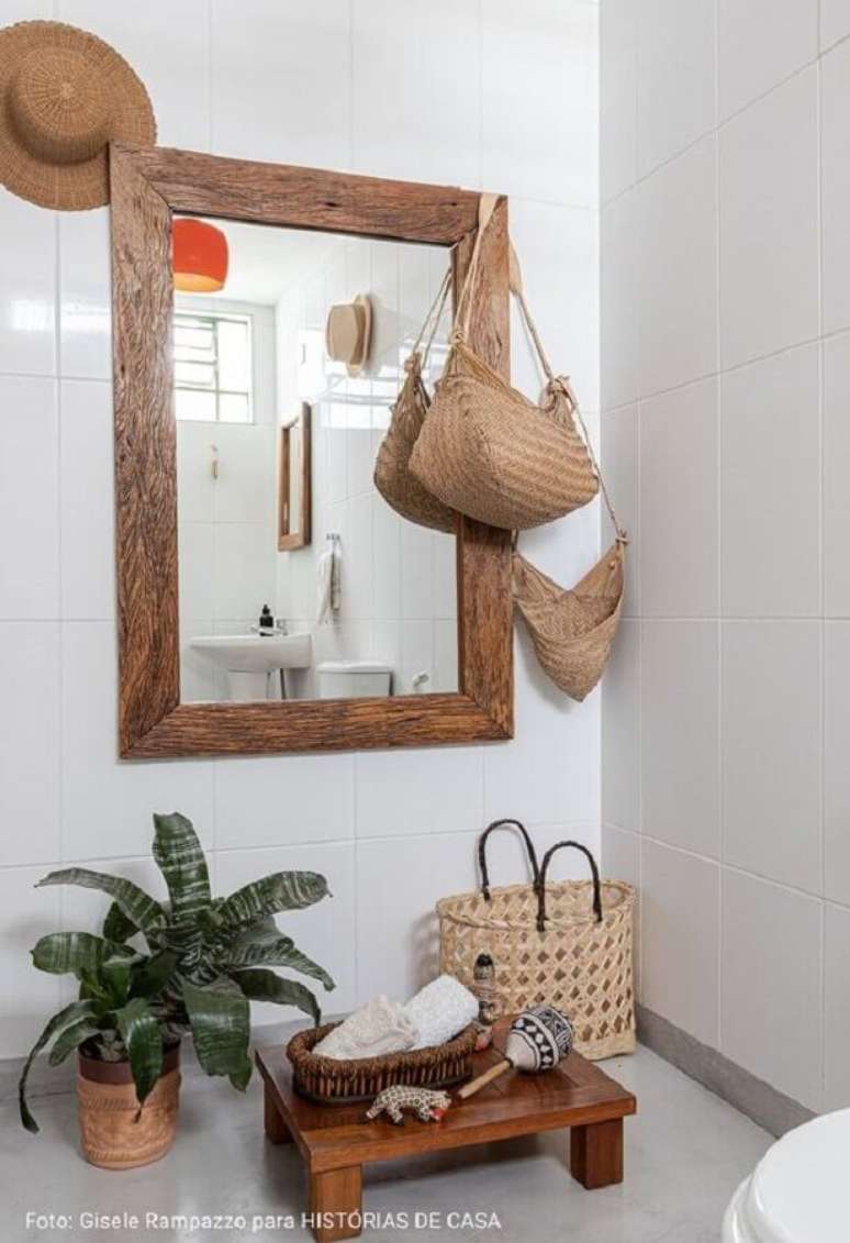 37. Decora&ccedil;&atilde;o simples com espelho com moldura de madeira r&uacute;stica &ndash; Foto: Gisele Rampazza