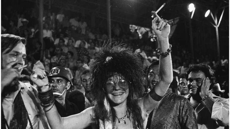 Roqueira americana, que completaria 80 anos, sempre quis conhecer o Rio de Janeiro; na foto Janis Joplin acompanha o desfile das escolas de samba no Carnaval carioca em 1970, ao fundo à direita, o famoso DJ Big Boy, também já falecido