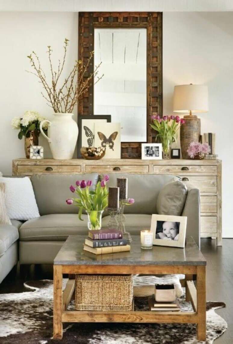 36. Decora&ccedil;&atilde;o simples com espelho com moldura de madeira para sala &ndash; Foto: Archzine