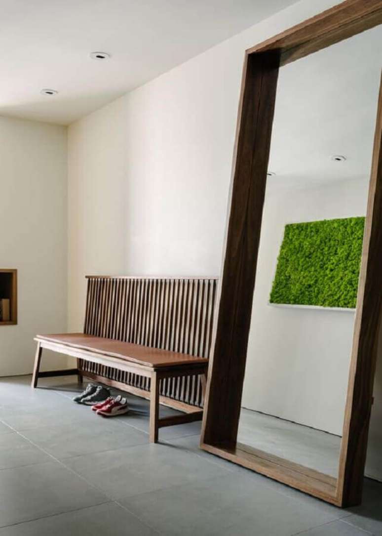 31. Decora&ccedil;&atilde;o minimalista com espelho grande com moldura de madeira &ndash; Foto: Dezeen