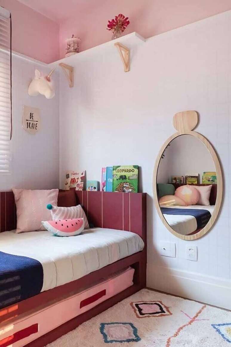 55. Quarto infantil decorado com espelho com moldura de madeira &ndash; Foto: Beatriz Quinelato Arquitetura