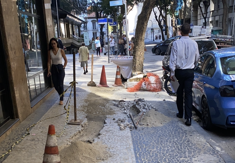 Claro esburaca a Rua da Assembléia