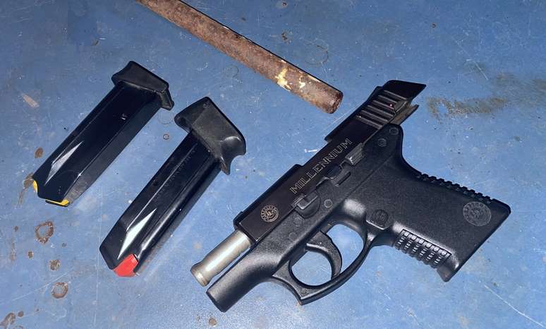 Pistola e objetos apreendidos pela Polícia Civil