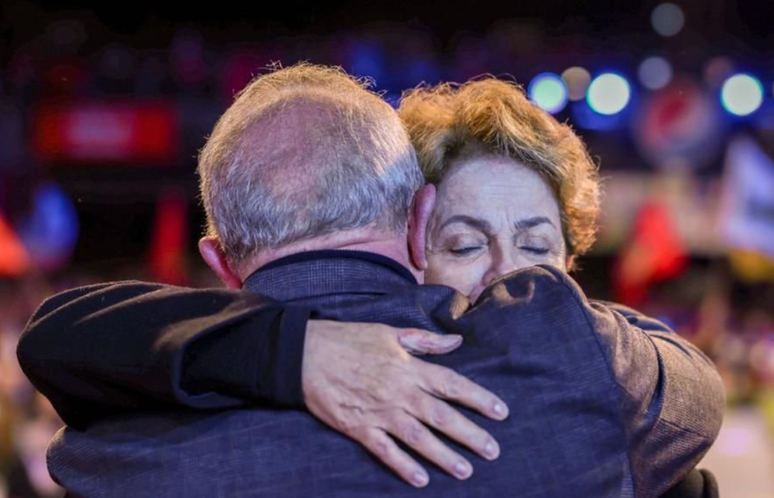 Dilma e Lula abraçados durante comício do petista