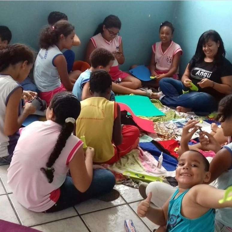 Oficina de artesanato para crianças no Morro da Conceição, periferia do Recife. Projeto Angu das Artes começou em oficinas para crianças